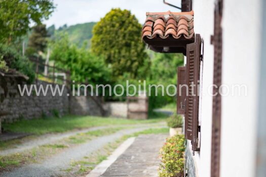 Roccaverano – Prestigioso Casale in Pietra nelle Langhe Astigiane con 10 ettari di terreno