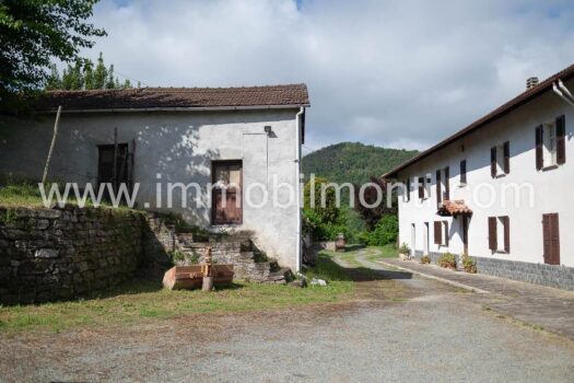 Roccaverano – Prestigioso Casale in Pietra nelle Langhe Astigiane con 10 ettari di terreno