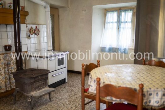 Roccaverano – Prestigioso Casale in Pietra nelle Langhe Astigiane con 10 ettari di terreno