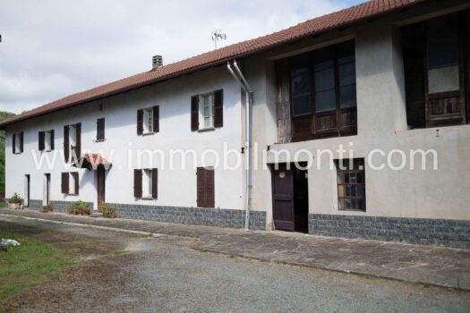 Roccaverano – Prestigioso Casale in Pietra nelle Langhe Astigiane con 10 ettari di terreno