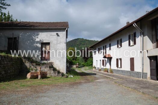 Roccaverano – Prestigioso Casale in Pietra nelle Langhe Astigiane con 10 ettari di terreno