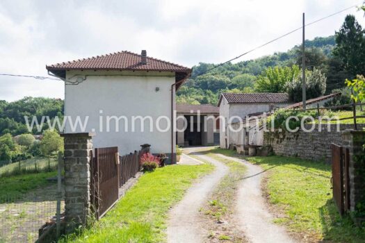 Roccaverano – Prestigioso Casale in Pietra nelle Langhe Astigiane con 10 ettari di terreno