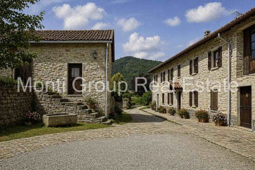 Roccaverano – Prestigioso Casale in Pietra nelle Langhe Astigiane con 10 ettari di terreno