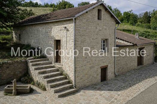 Roccaverano – Prestigioso Casale in Pietra nelle Langhe Astigiane con 10 ettari di terreno